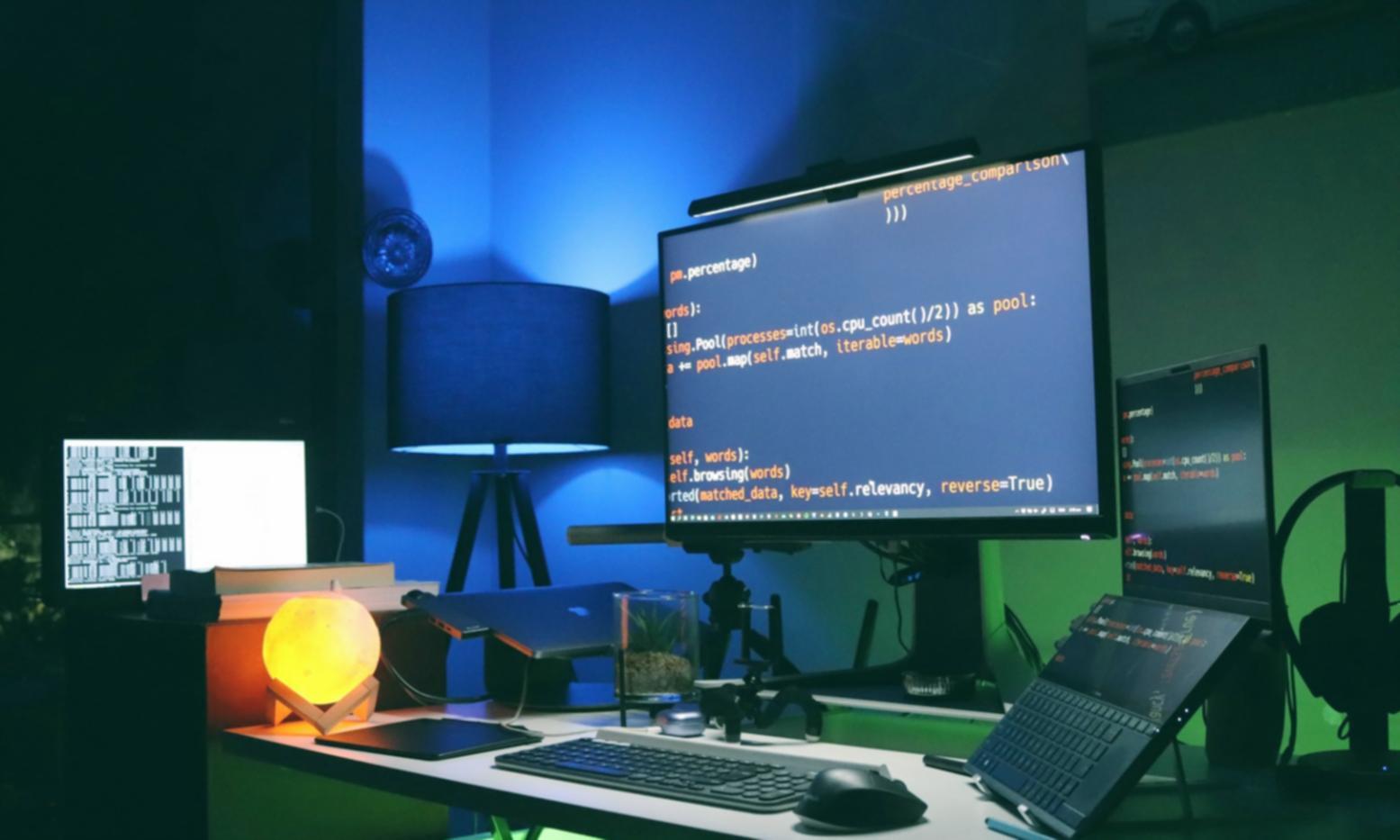 Front-end izglītības platforma Lorvenka — darba telpa ar monitoriem un kodu ekrānā